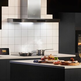 Ένας απορροφητήρας της AEG σε μια μοντέρνα κουζίνα 