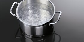 Μια κατσαρόλα με νερό που βράζει πάνω σε επαγωγικές εστίες της AEG