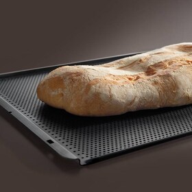 Μια ροδισμένη φρατζόλα ψωμί ψήνεται στο ταψί ψησίματος Maxiklasse της AEG 