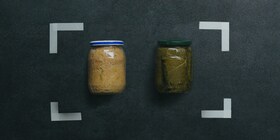 Βάζα με τουρσί και μαρμελάδα
