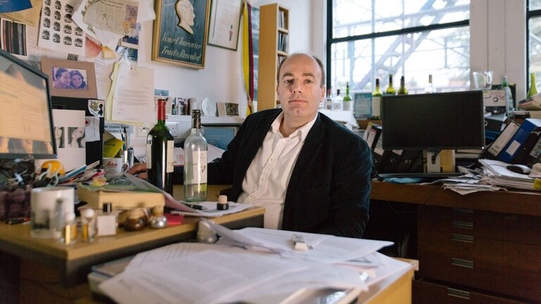 Ο Charles Spence στο γραφείο του στο πανεπιστήμιο
