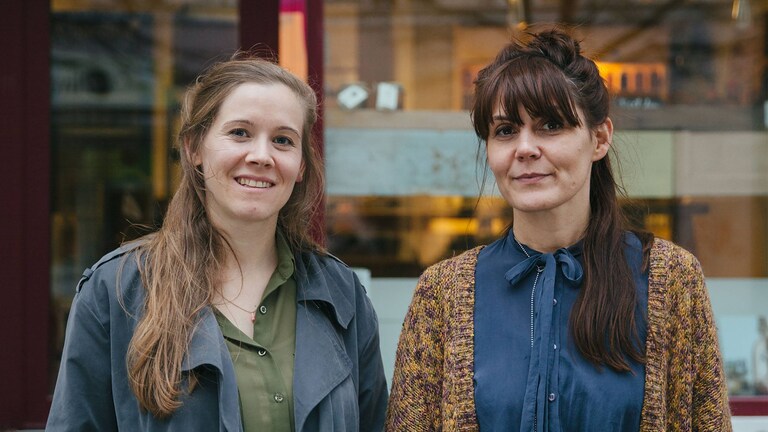 Οι κυρίες του Culinary Misfits στέκονται η μια δίπλα στην άλλη