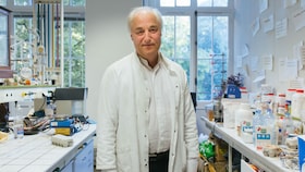 Ο Hervé This στέκεται υπερήφανος στο εργαστήριό του