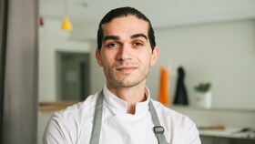 Ο Jozef Youssef στέκεται στην κουζίνα του εστιατορίου του