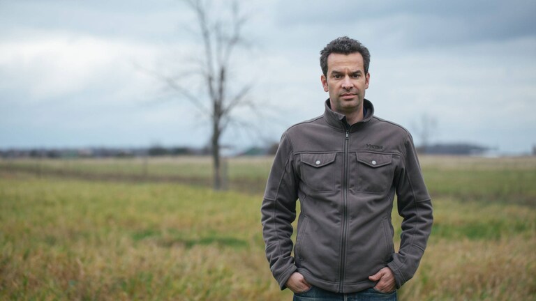 Ο Mark Schatzker σε ένα πράσινο λιβάδι