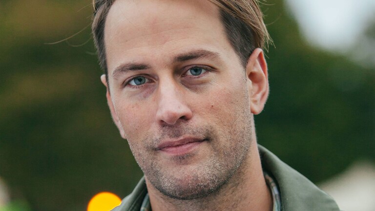 Ο Tristram Stuart χαμογελά στην κάμερα