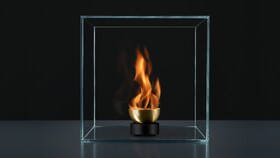 Μια φλόγα σε έναν γυάλινο κύβο που αντιπροσωπεύει τον πυλώνα θερμότητας της ενότητας Πηγαίνοντας τη Γεύση Στο Επόμενο Επίπεδο