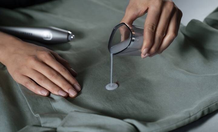 πρόσθεση νερού στο λεκέ