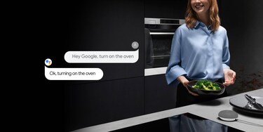 γυναίκα που μιλάει στη συσκευή Google Home