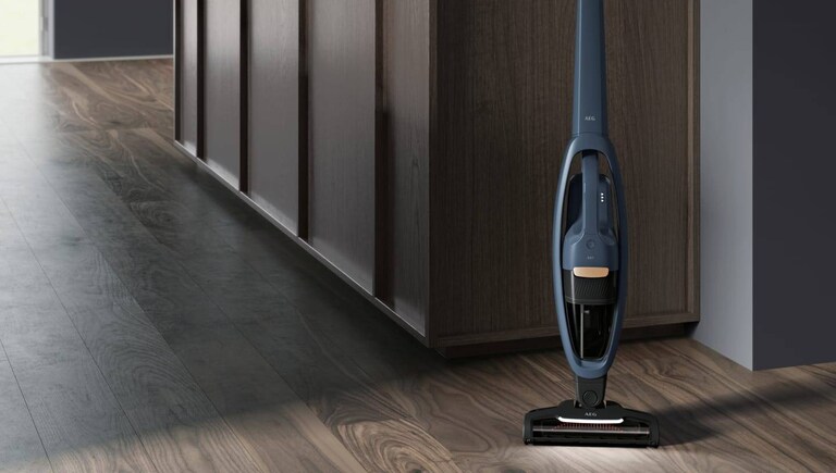 Σκούπα ασύρματης λειτουργίας από την AEG τοποθετημένη σε διάδρομο.