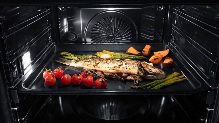 Κοντινό πλάνο σε δίσκο φούρνου μαγειρέματος AEG με ατμό.