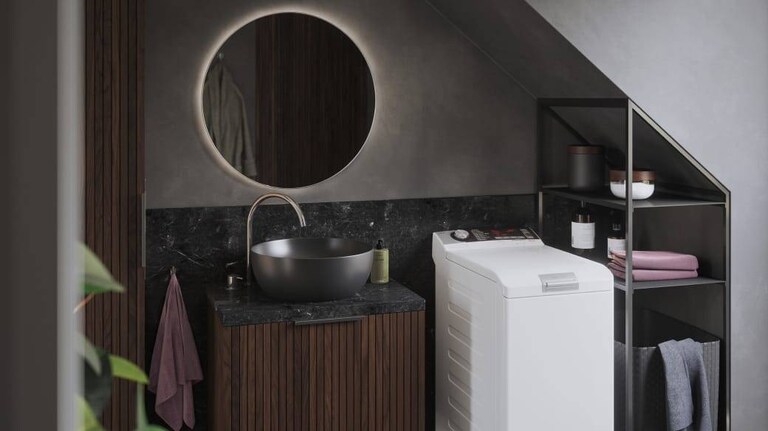 Πλυντήριο ρούχων AEG top loader σε μπάνιο.